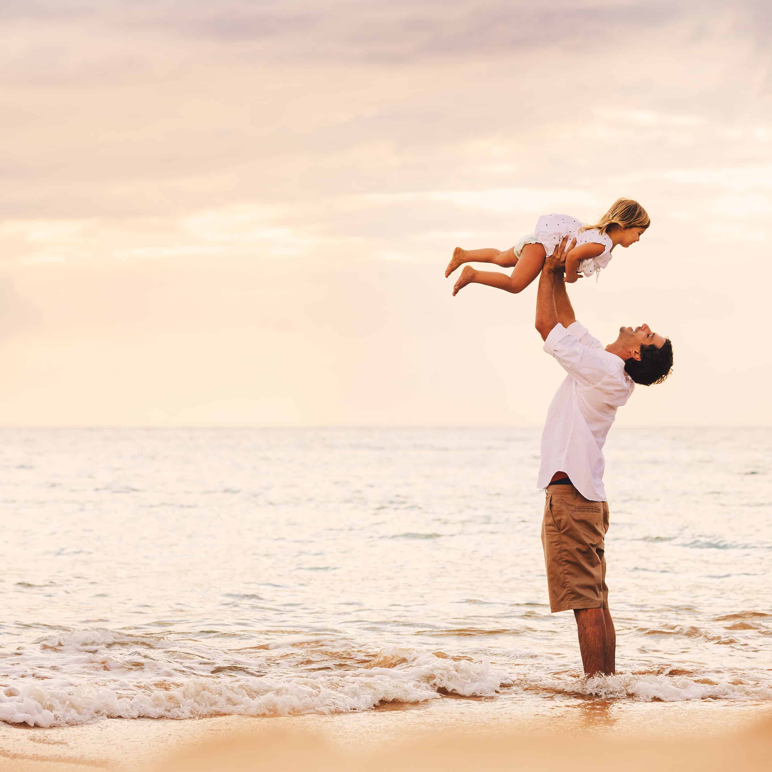 un père et sa fille à la plage